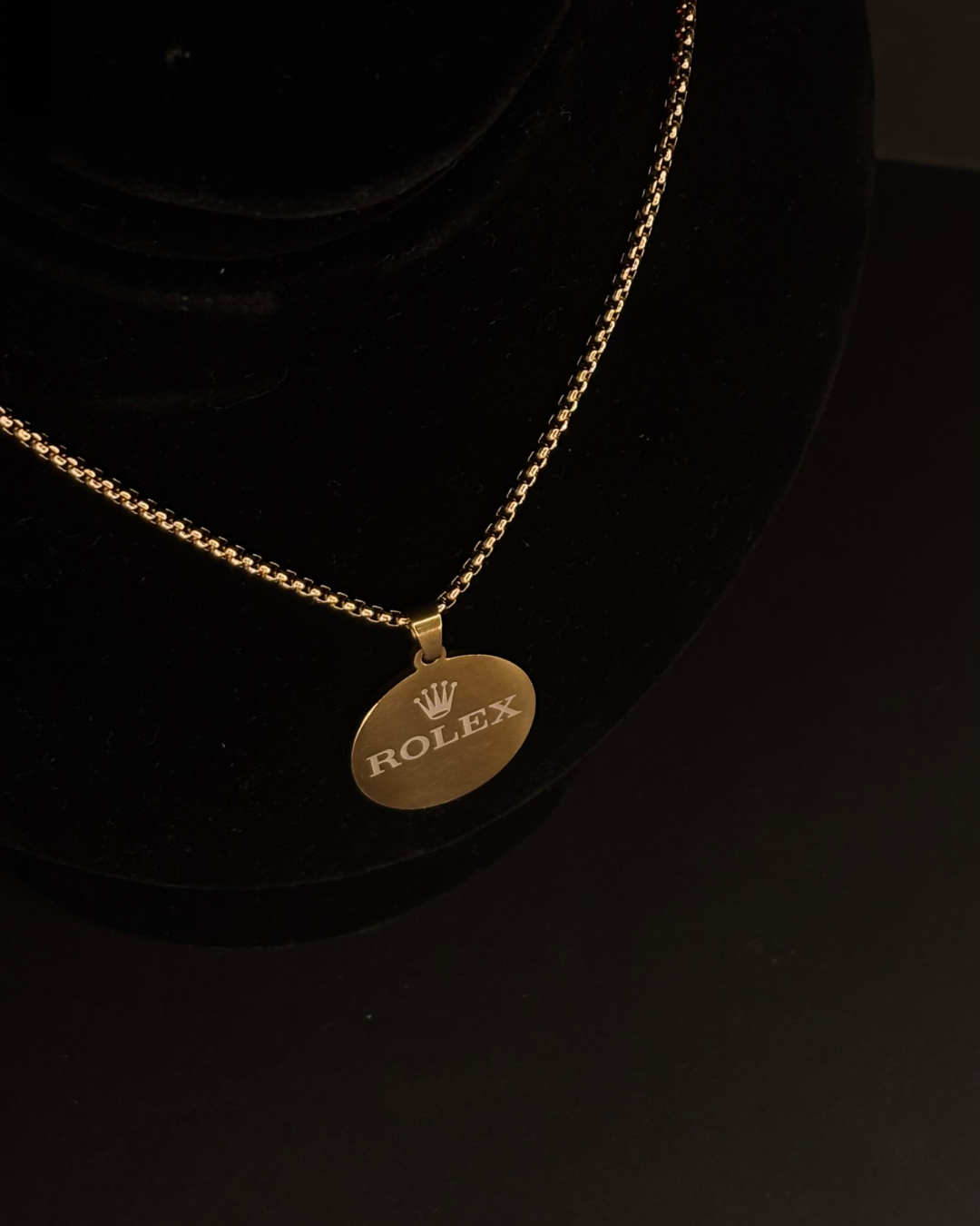 Gold Luxury Emblem Pendant Necklace – Round Pendant with Curb Chain (Unisex)